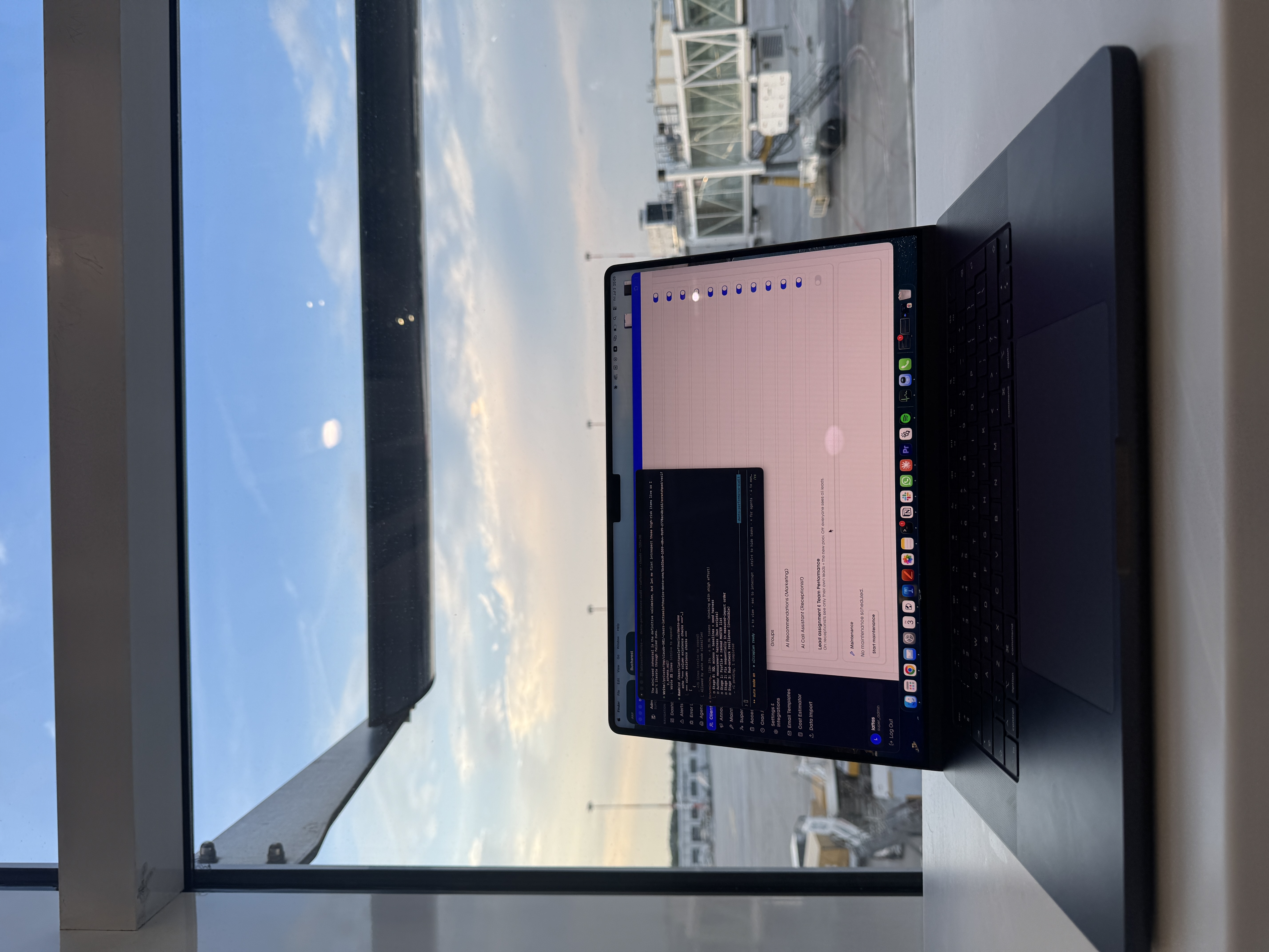 Laptop deschis pe aeroport